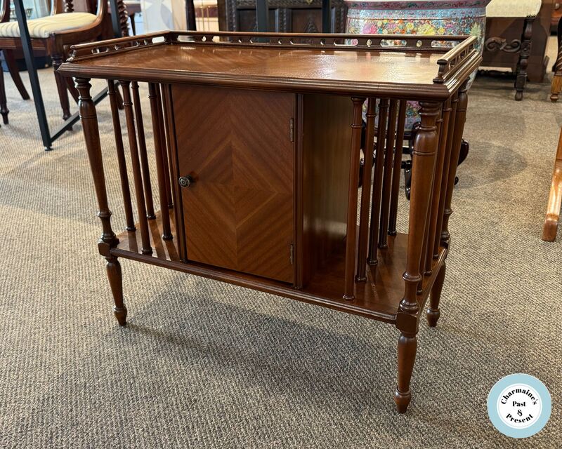 BEAUTIFUL VINTAGE MAHOGANY MAGAZINE END TABLE WITH CUPBOARD...$199.00